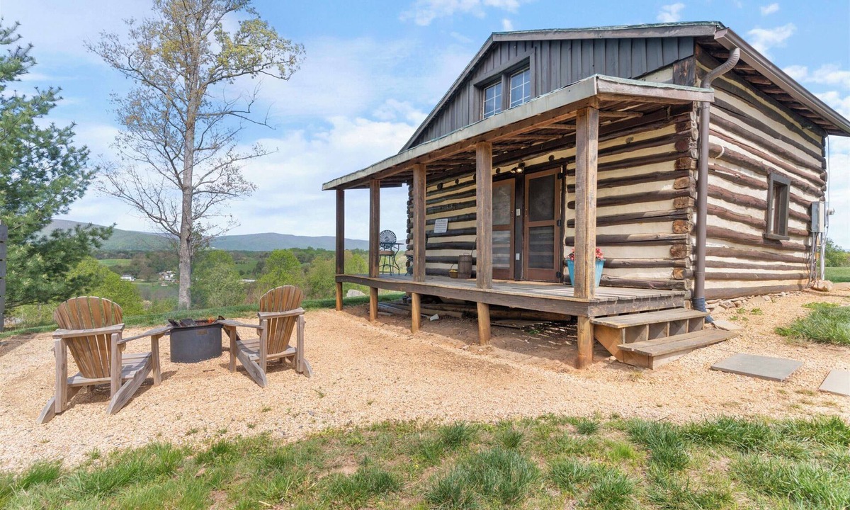 Batesville Apartment | Rustic Bailey's Retreat Cabin Near Wineries!