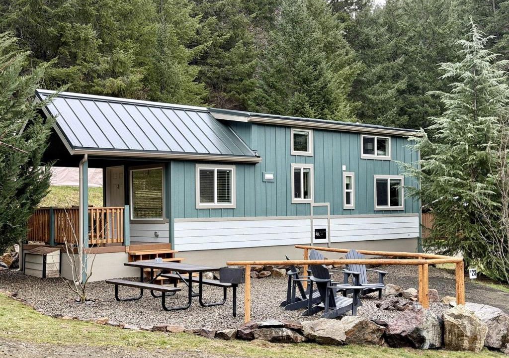 Idleyld Park House | Rustic Chic Forest Cabin with Loft, BBQ & Relaxing Fire Pit Patio in Idleyld Park, Oregon