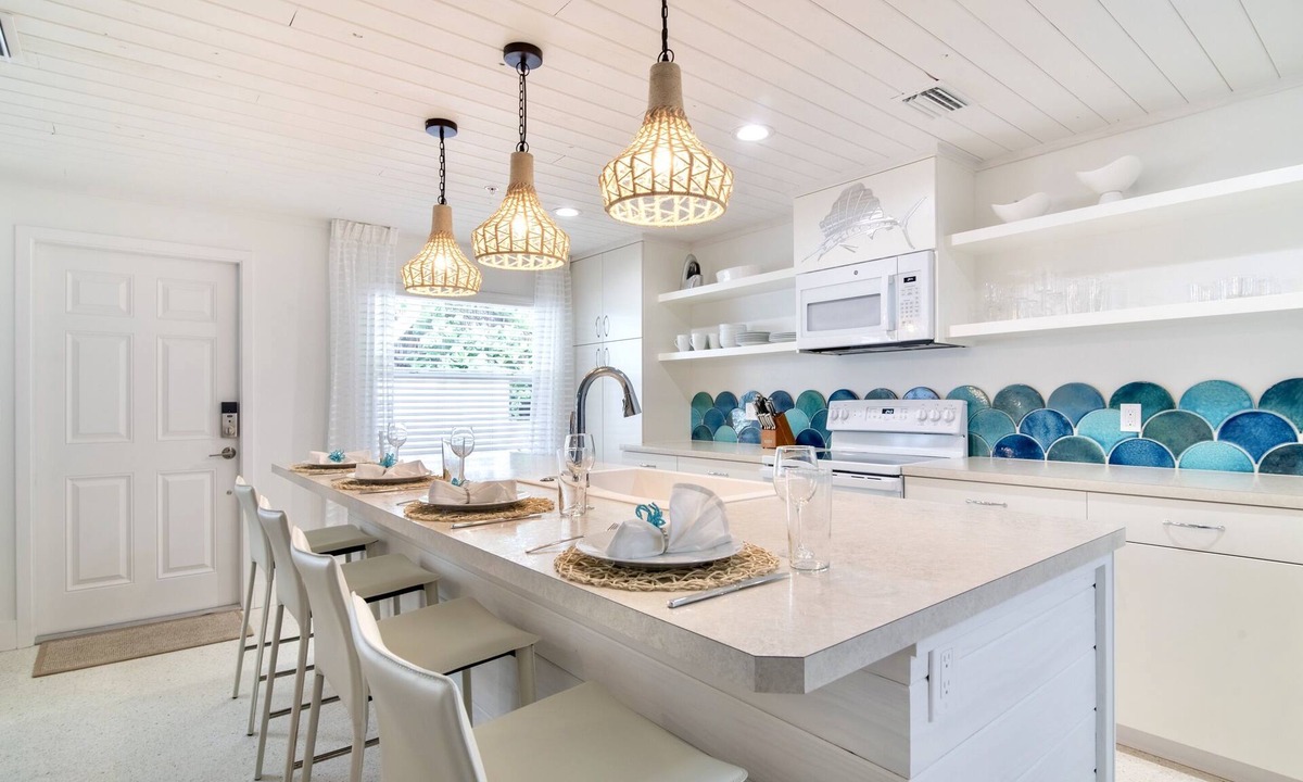 Holmes Beach Cottage | Sailfish Gulf Suites #3, Modern Amenities, Steps to the Beach