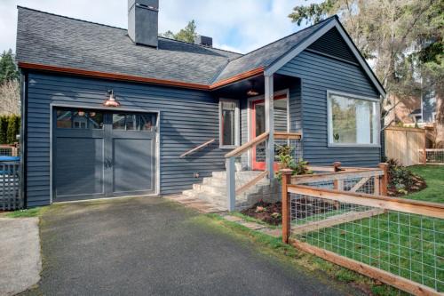 Bainbridge Island House | Scandinavian Cottage by the Sea, Close Walk to Ferry and Town