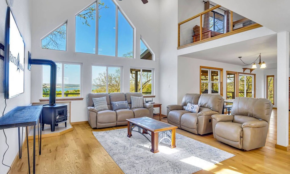 Blue Eye House | Scenic Lake Escape w/Stunning Views, Walk-to-Lake Path, Free Daily Tickets & 20 Minutes to Branson