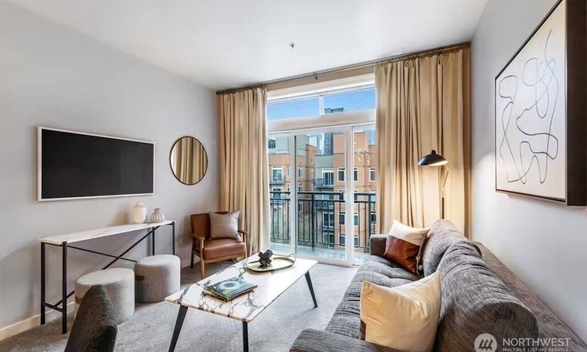 Belltown Condo | Seattle Belltown Penthouse- Parking, Gym, Pool, Spa/99Walk Score