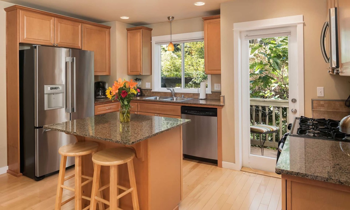 Stevens House | Seattle Vacation Home: Life's a Beach - Comfort, LOCATION, 3 En Suites! | Ideal for Families