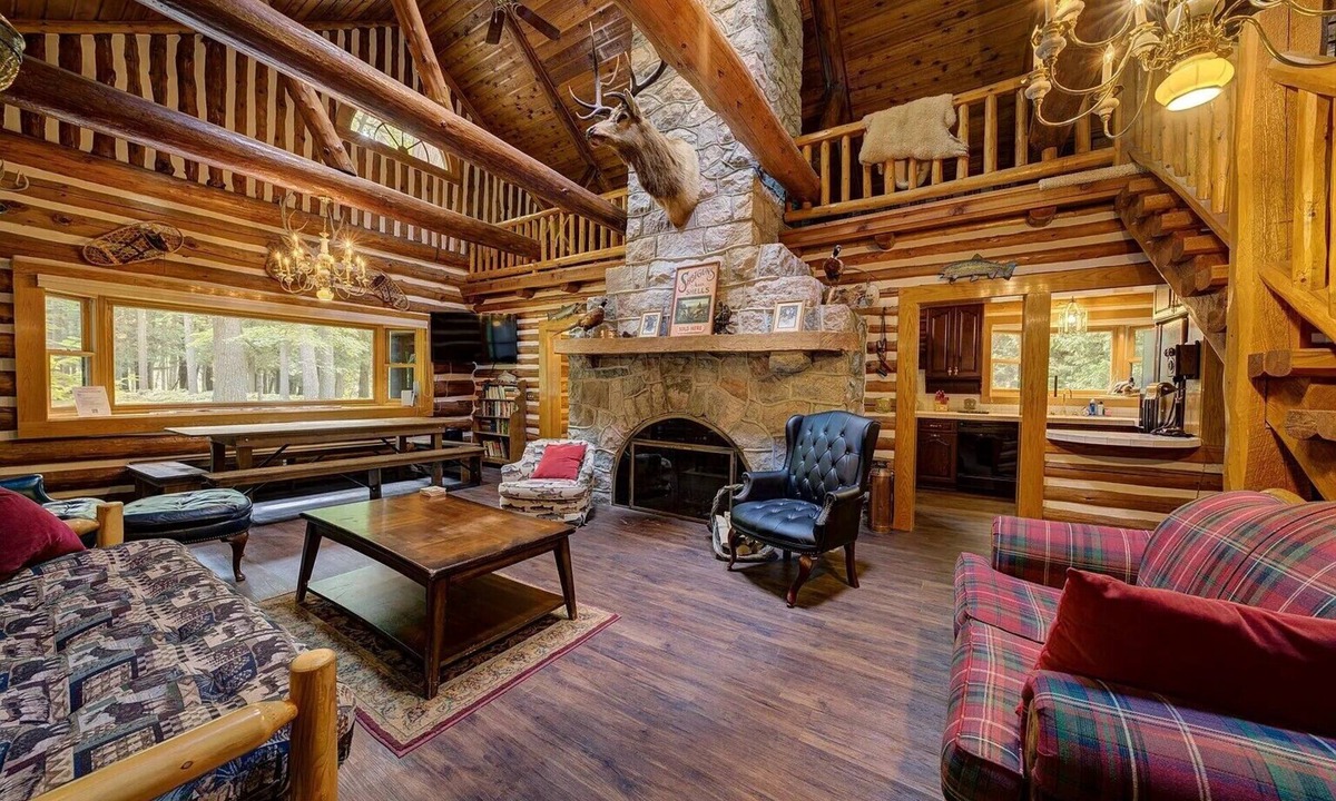 Mayfield Cabin | Secluded 10-Acre Riverfront Lodge. Pet-Friendly! Hot Tub!
