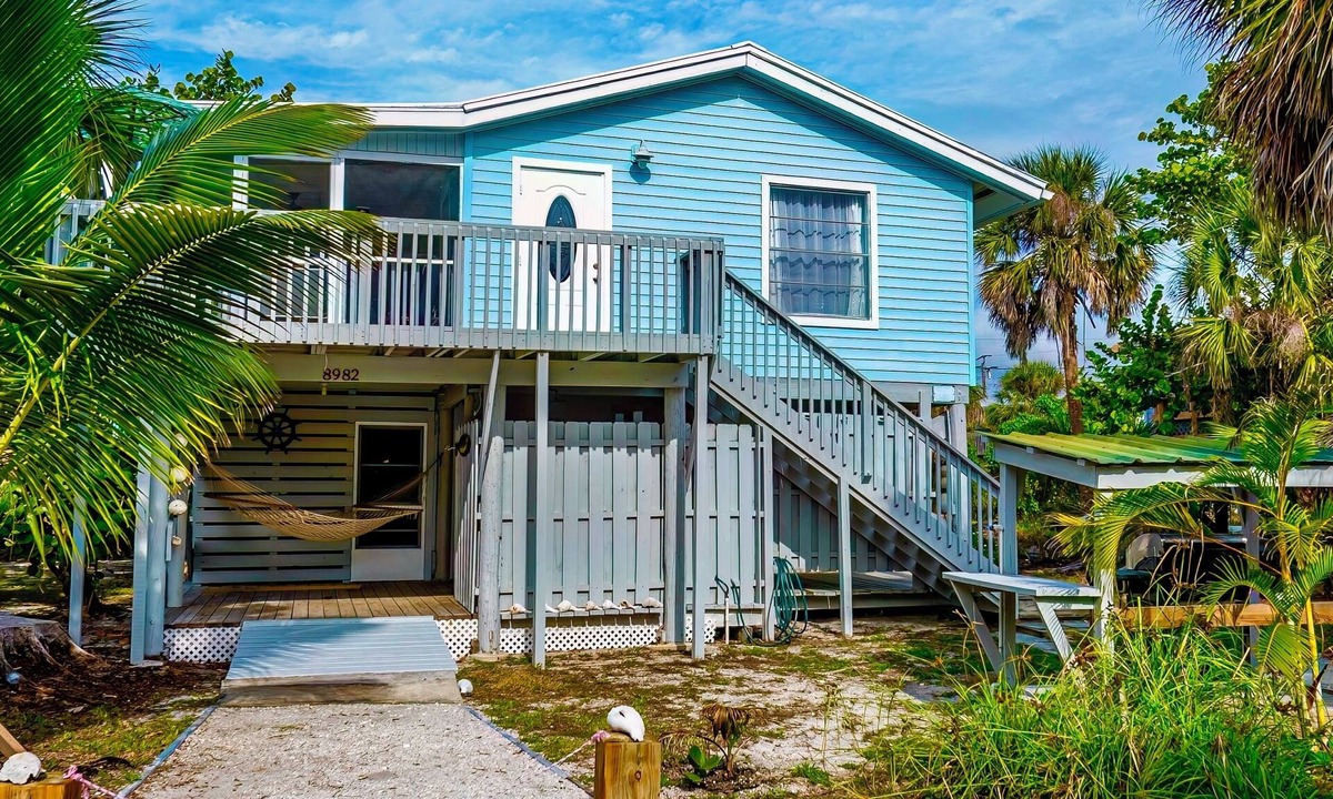 Placida Cottage | Secluded Beach House, steps to Sandy Beach on LGI with a shared dock!🏖️🎣