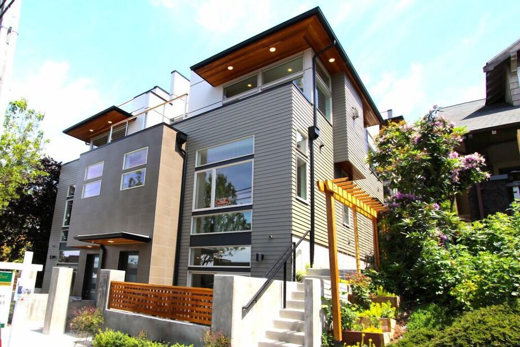 Eastlake House | Serene Eastlake Home | Walled Patio & Gourmet Kitchen | Fantastic Location