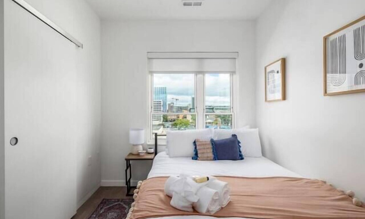 Downtown Columbus Apartment | Shades of Blue Elegant Suite l Free Parking + Gym