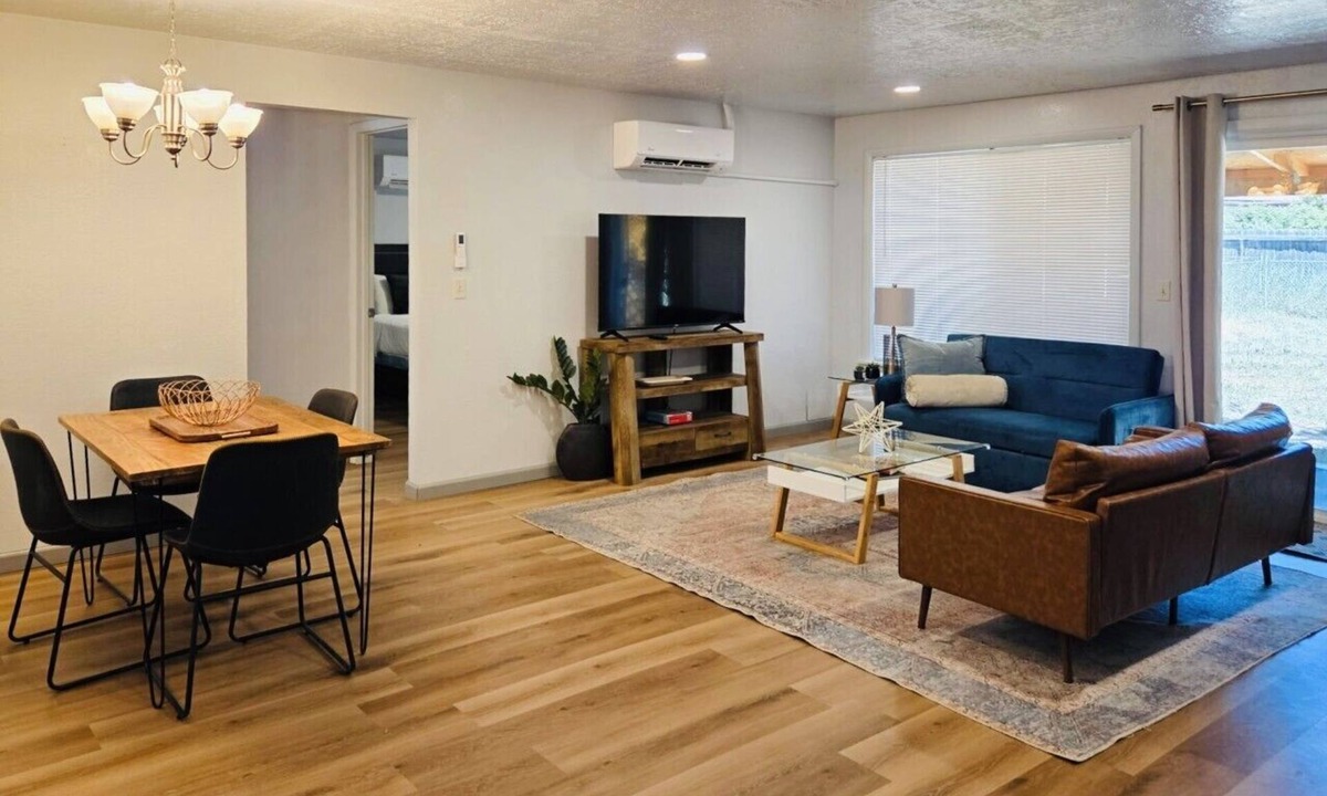West Valley House | Siesta Sunset | Pet-Friendly Fenced Yard Fireplace Patio BBQ NEW FLOORS