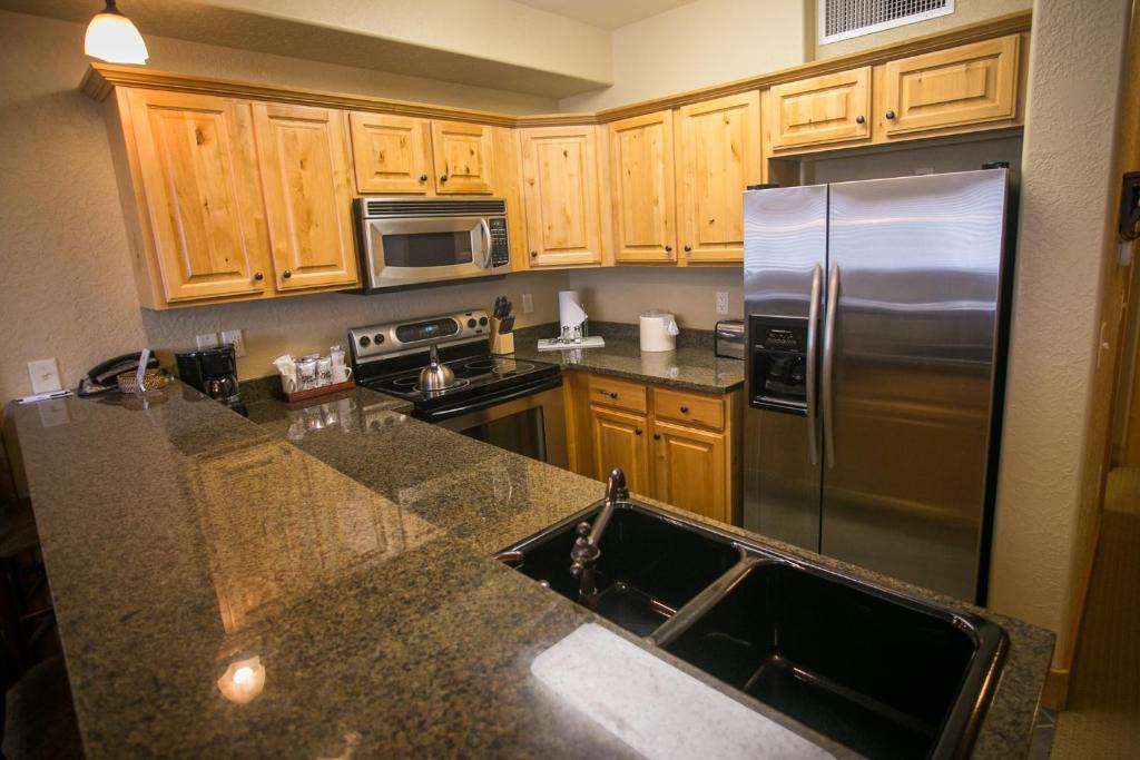 Park City Apartment | Silverado Lodge with Fireplaces and Pool Views