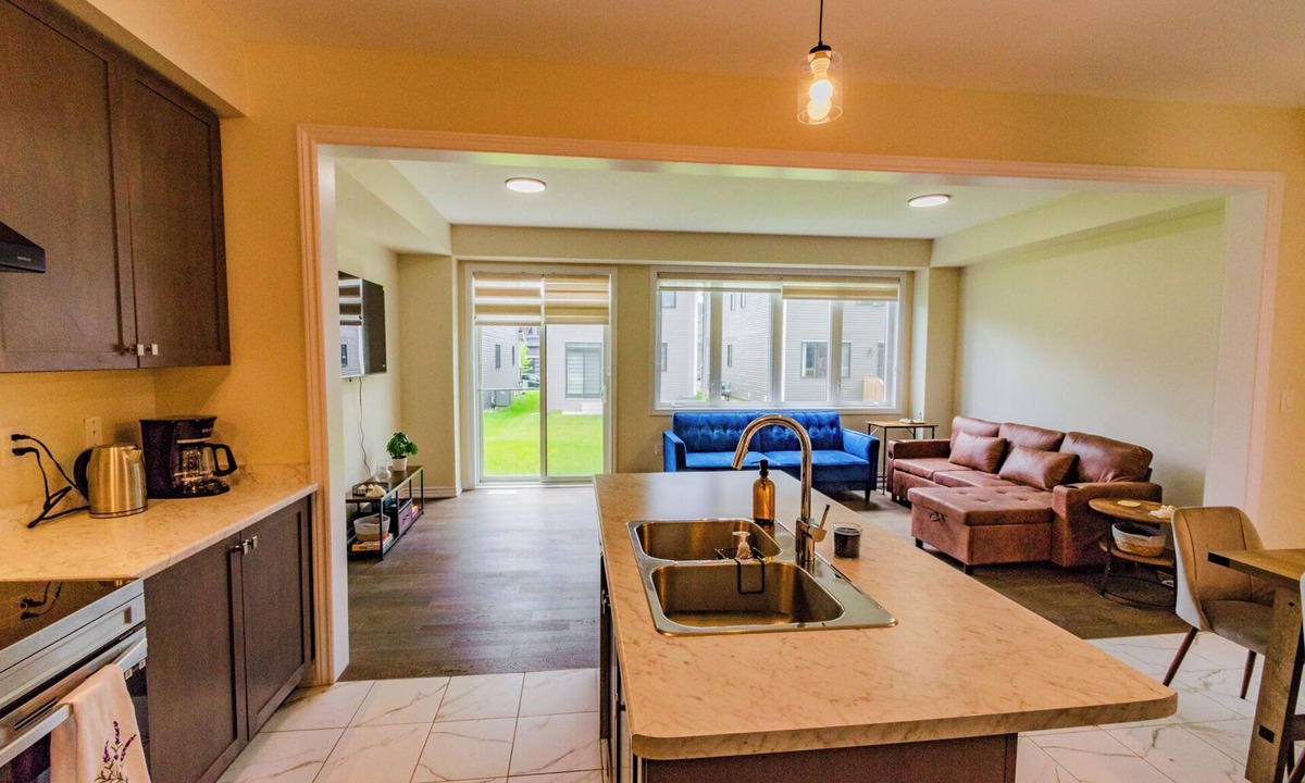Thorold House | Simple Comforts: 4 Bedroom Family Home in Thorold | 10 Min to Falls