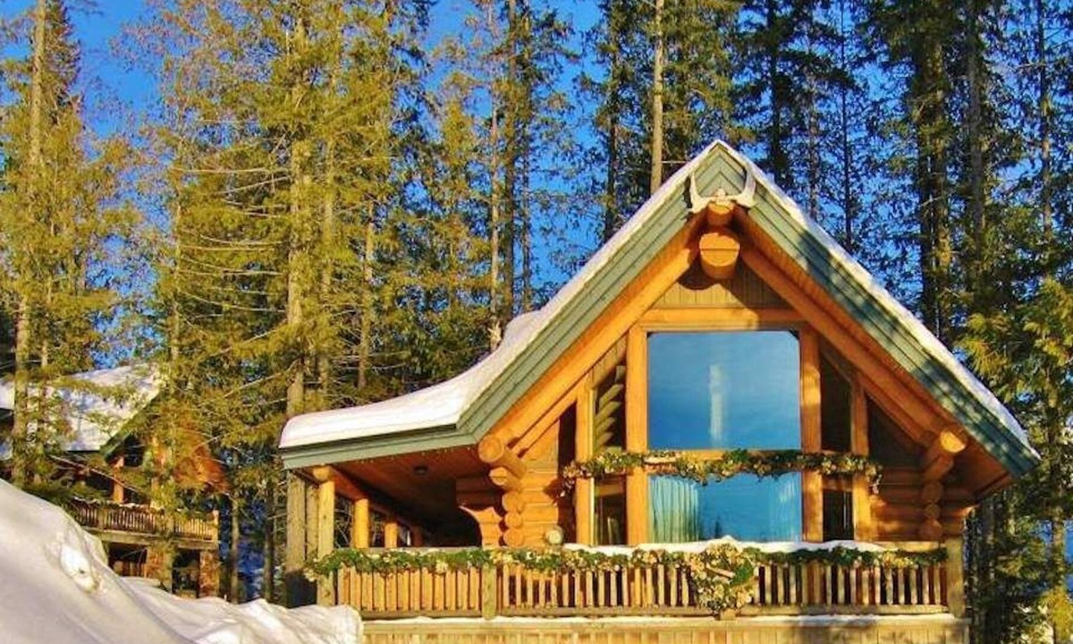 Fernie Cabin | Ski-in Cabin with Balcony | Full Kitchen + Pool