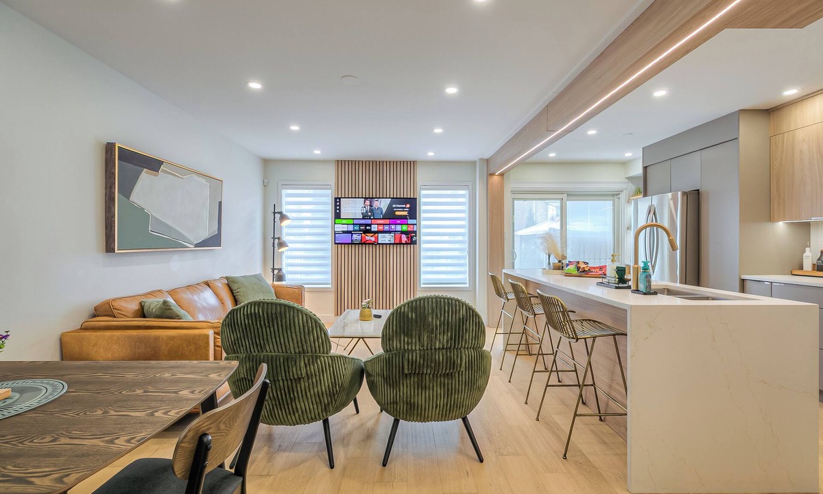 Whitby House | Sleep 8 | Toronto Hub| Thermëa Spa | Iroquois Park