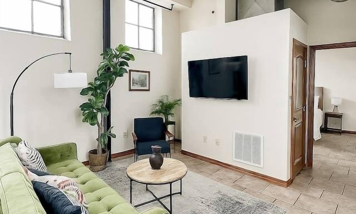 Downtown Springfield Apartment | Sleepover | Pristine 2BD/1BA Condo - Downtown SGF