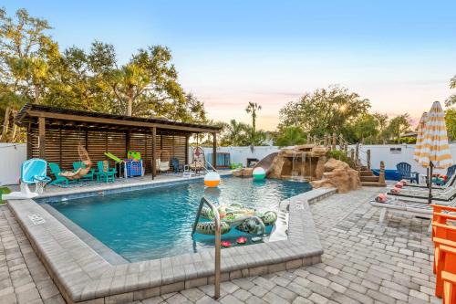 South Bradenton House | Sleeps 10 - Heated Pool & Slide - Games-Min to IMG