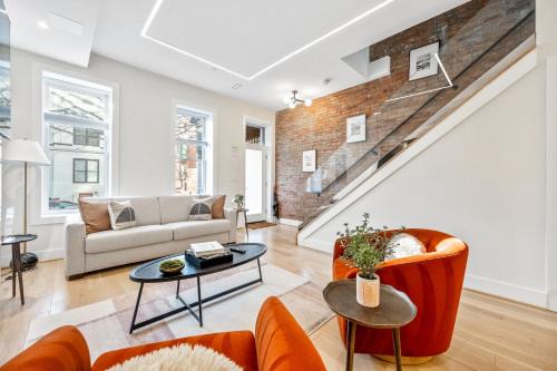 Mount Vernon Square Villa | Sleeps 12 Downtown Entire home with rooftop