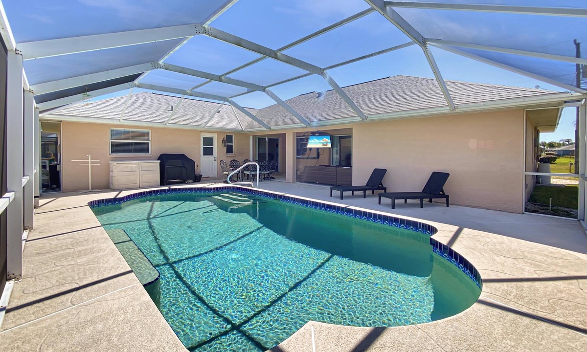Pebble Beach Villa | Sleeps 6, FULL refund*, heated pool
