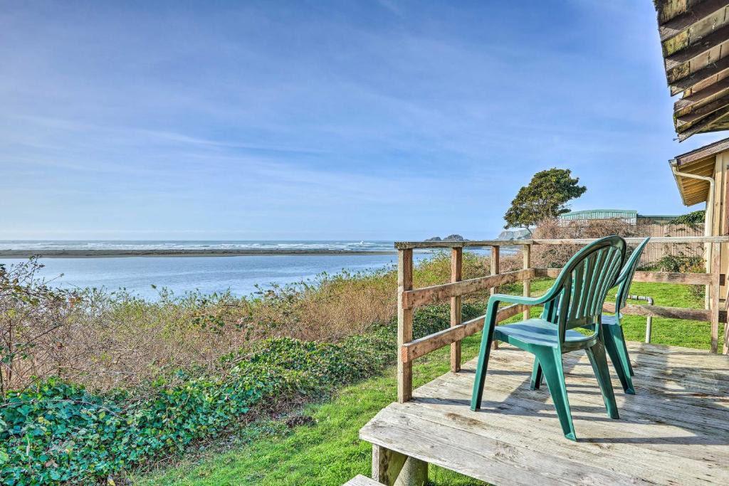 Smith River House | Smith River Vintage Cabin: Oceanfront Deck + Views
