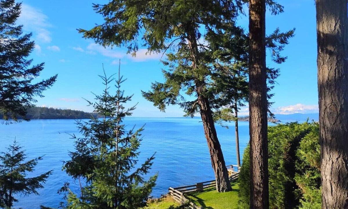 Regional District of Nanaimo House | Soar Above the Sea at Eagle’s Perch Oceanfront Retreat