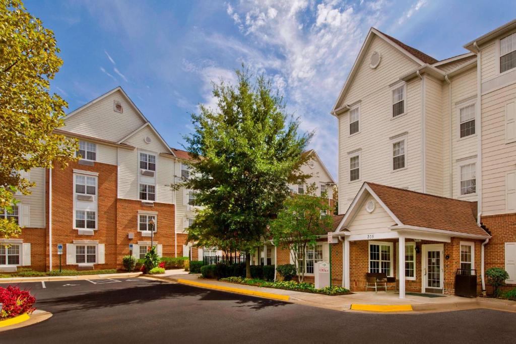 Falls Church Hotel | Sonesta Simply Suites Falls Church