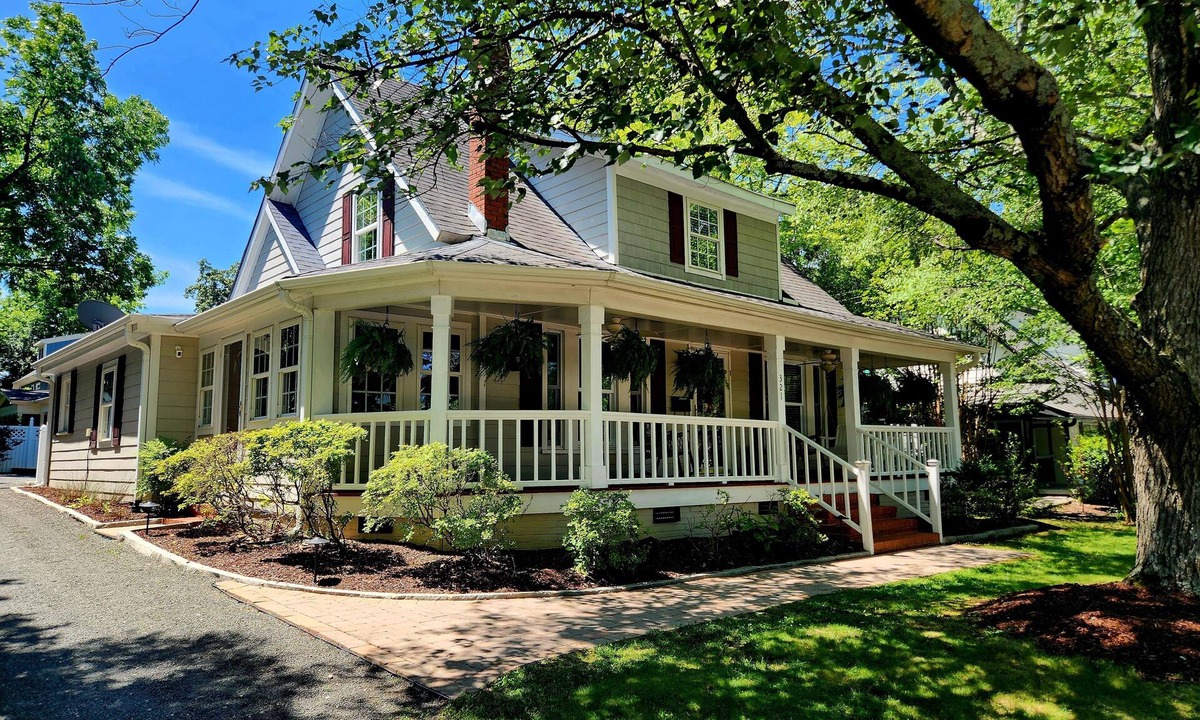 Cary House | Sophie’s Vintage Cottage - Next to Matthews House & Walkable to Downtown Cary
