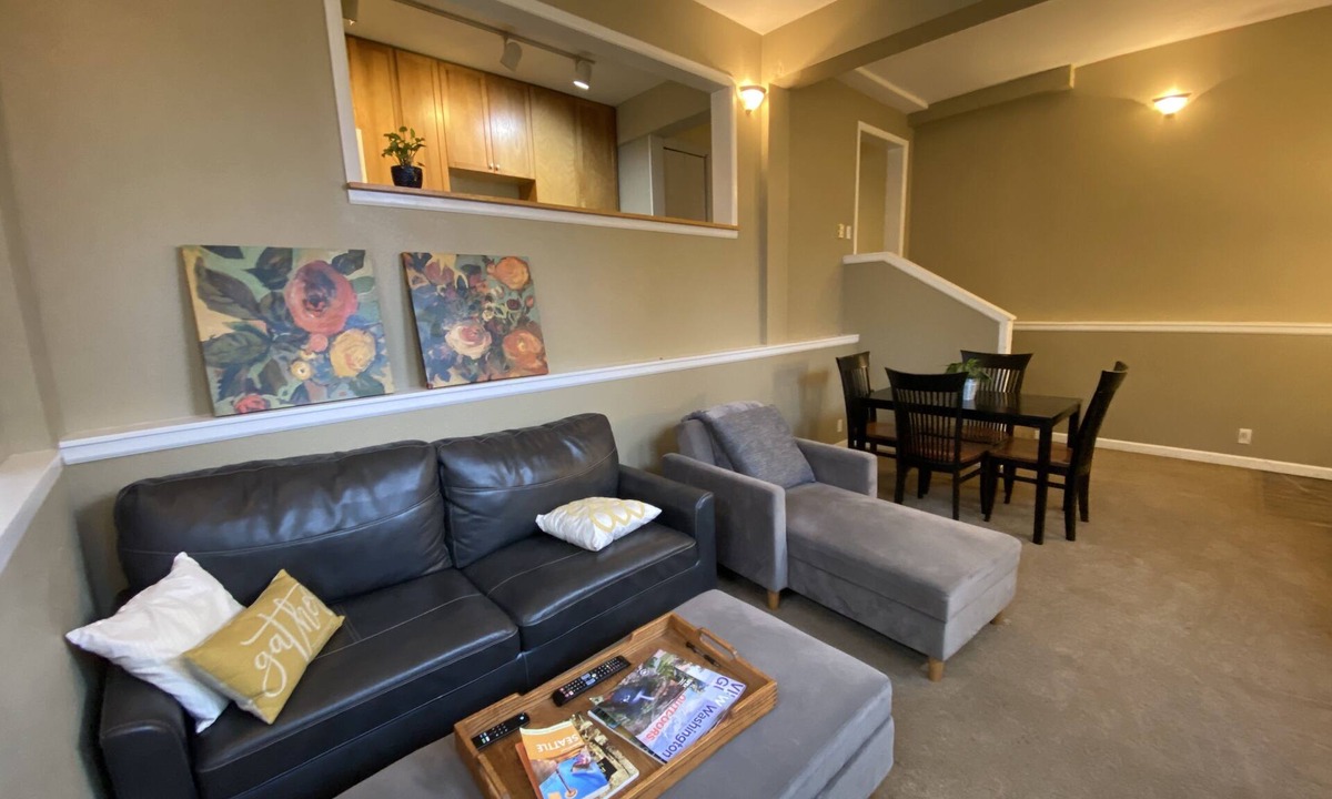 University District Apartment | Spacious 2Bdrm walkable to UW, Shopping and More