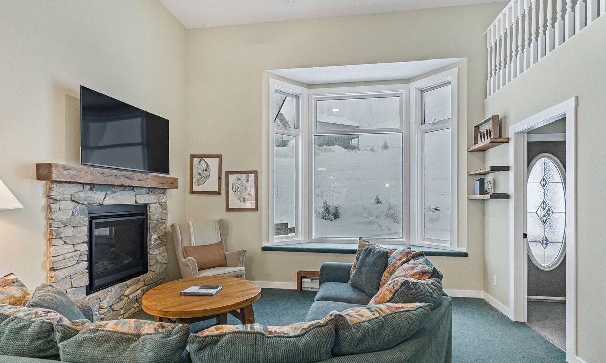 Silver Star Mountain Hotel | Spacious 4-Level Suite - Ski in/out w/Hot Tub & Fireplace for 17