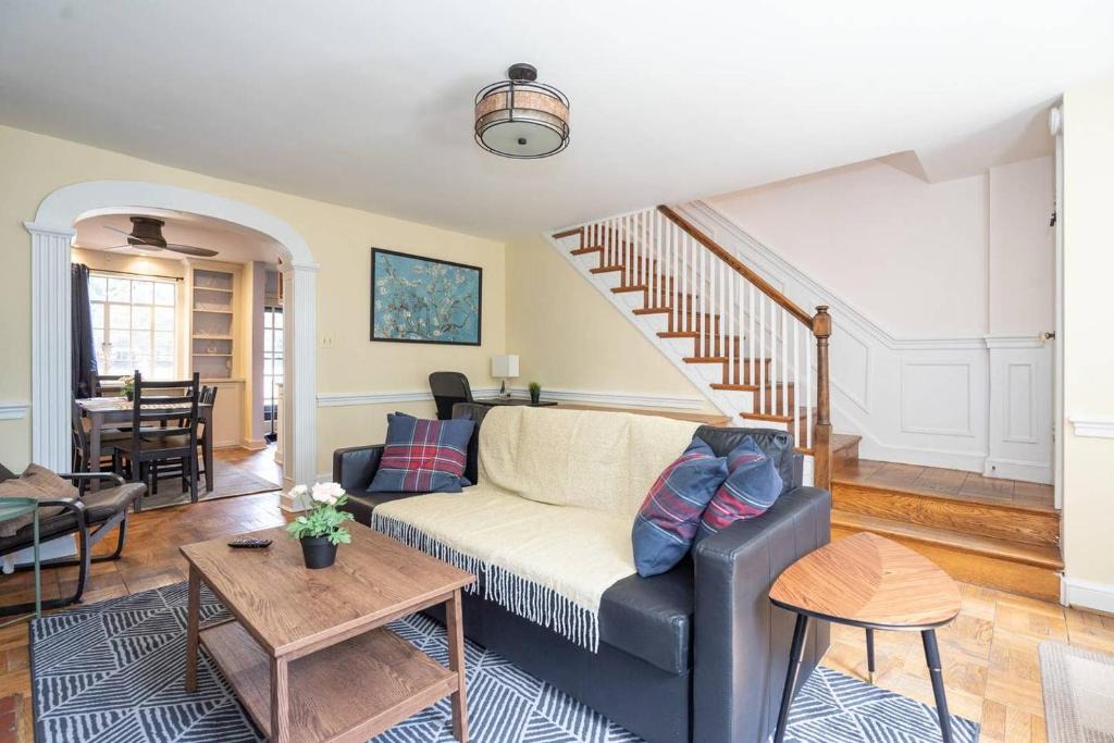 Northeast Alexandria House | Spacious 4BR CozySuites in Old Town Alexandria