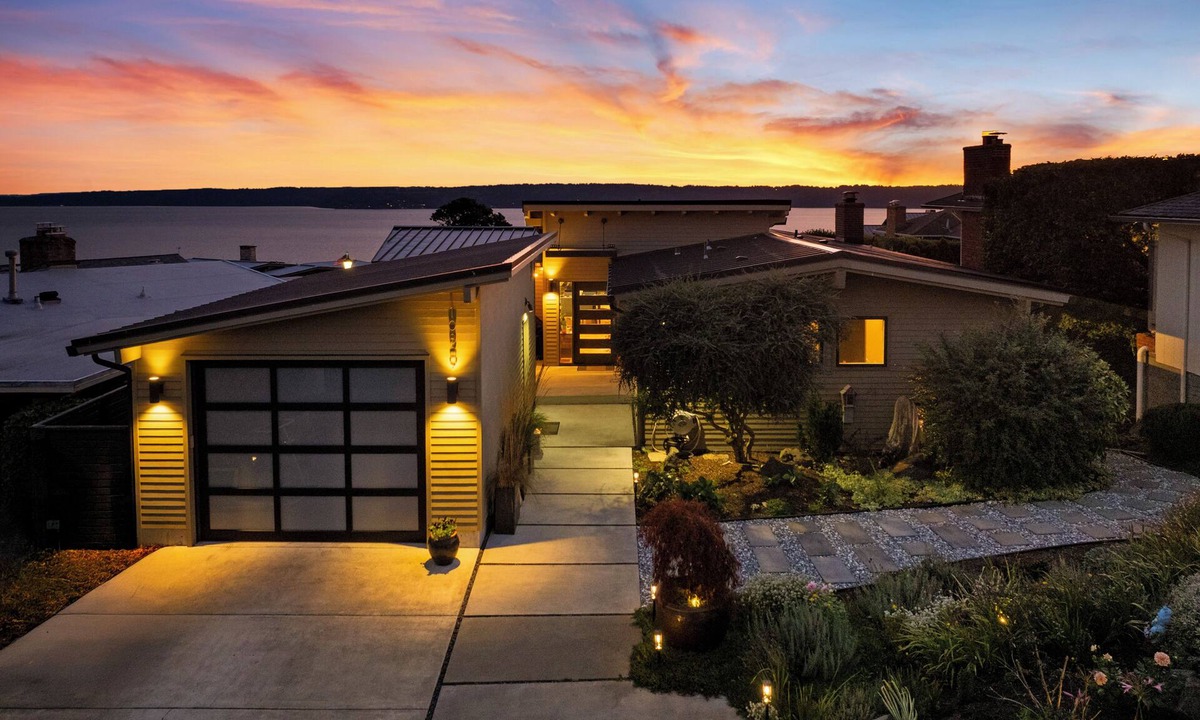 Fauntleroy House | Spacious 5 bedroom home with one of West Seattle's most breathtaking views