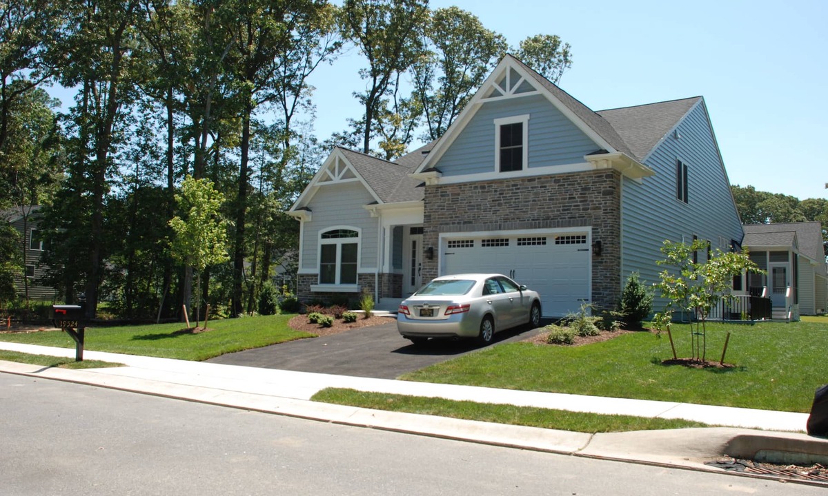 The Glade House | Spacious 5BR House, 2 pools & pickle ball, bike to beach, linen provided