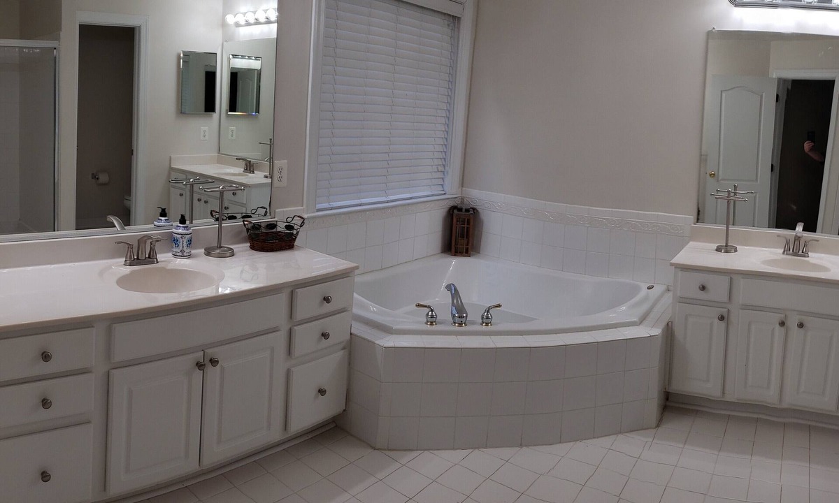 Severn House | Spacious 6BR Retreat in Fabulous Severn, Fitness Room, AC & Fast WiFi!