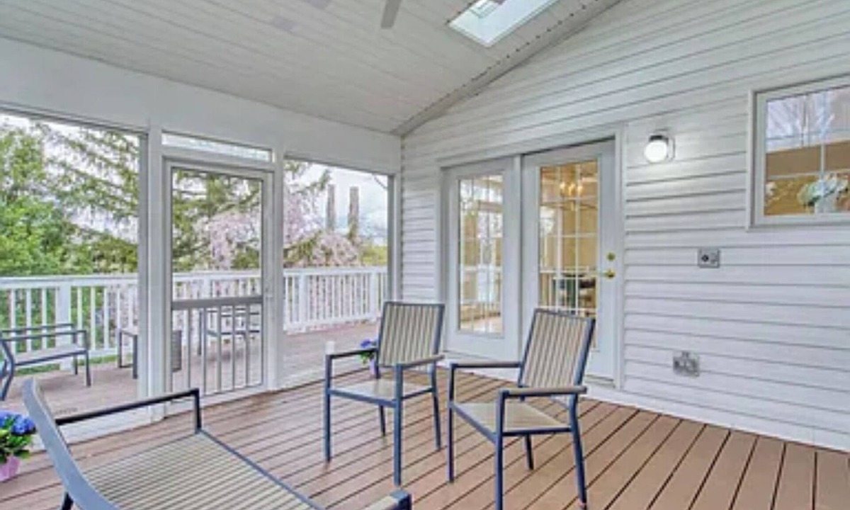 Addison Heights House | Spacious 8-bedroom house in lovely Arlington with WiFi, AC