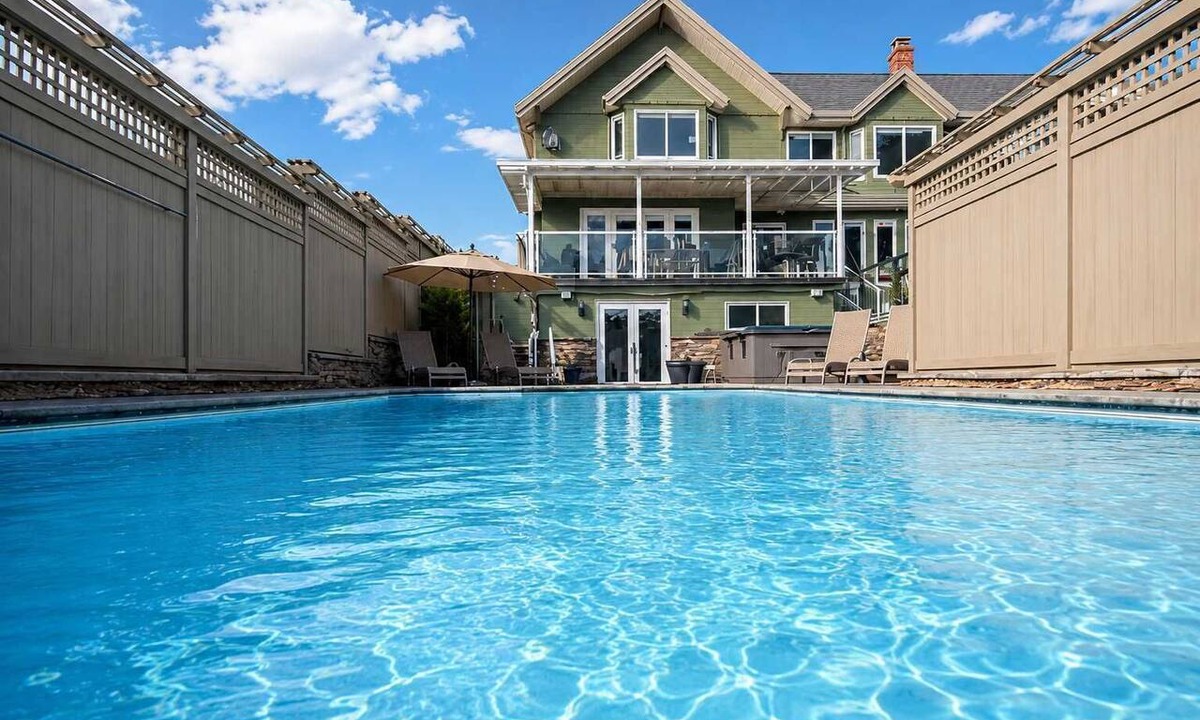 Coquitlam House | Spacious & Comfortable Villa in Coquitlam