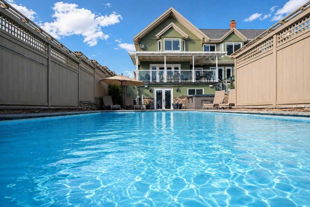 Coquitlam House | Spacious & Comfortable Villa in Coquitlam