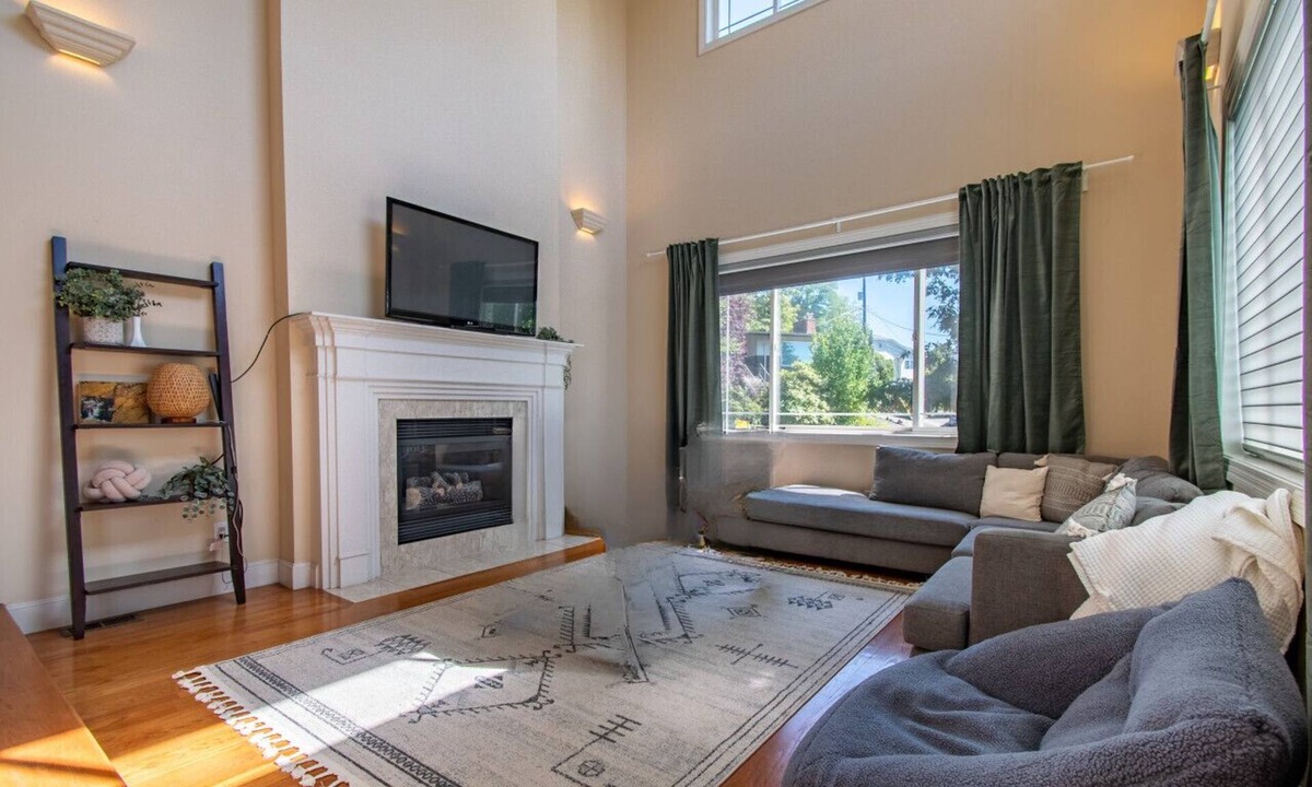 South Seattle House | Spacious Family Retreat Near Seattle Stadiums
