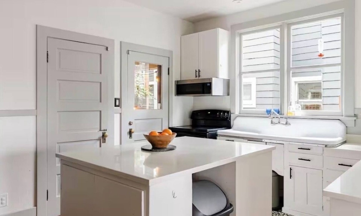 Columbia City House | Spacious home+AC 4 min walk to train 12 min to Stadium, relax & explore Seattle!