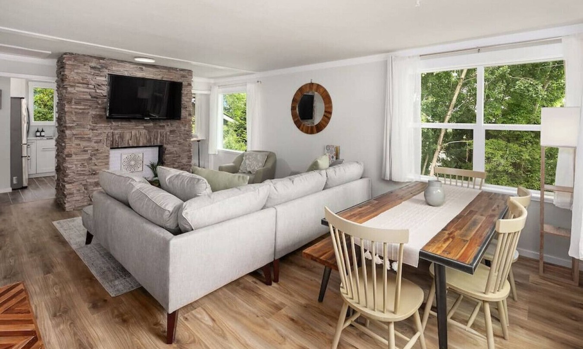 Stevens House | Spacious & Modern 3 Bedroom in Madison Valley
