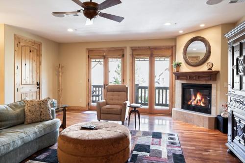 Canyon Links Resort | Spacious Retreat, Sleeps 7, Minutes to Skiing, Private Hot Tub, Scenic Views, Ultimate Relaxation!