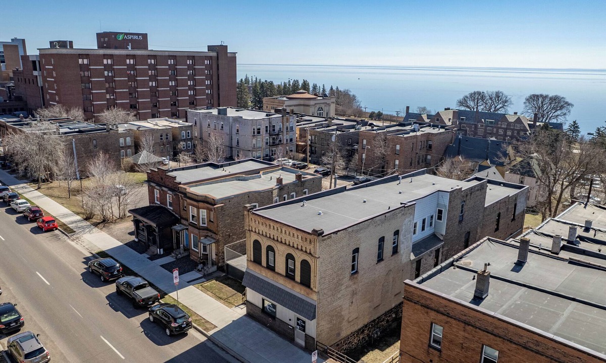 East Hillside Apartment | Spacious Studio Apartment centrally located in Duluth, MN. Experience ease and accessibility.
