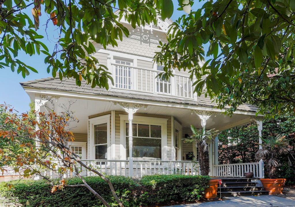 Eastlake House | Spacious Updated Victorian in Eastlake w/ Lake-View Balcony & Chef’s Kitchen