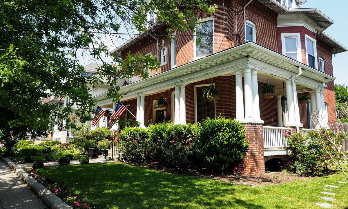 16th Street Heights House | Spectacular 11 Bedrooms/10.5 Baths! Great Value Located in the City!