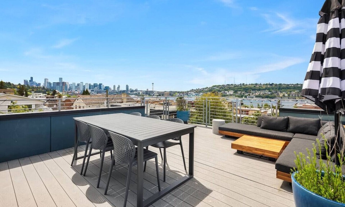 Eastlake Villa | Spectacular Views from this 3 Bedroom Designer Home w/Priv Rooftop, AC