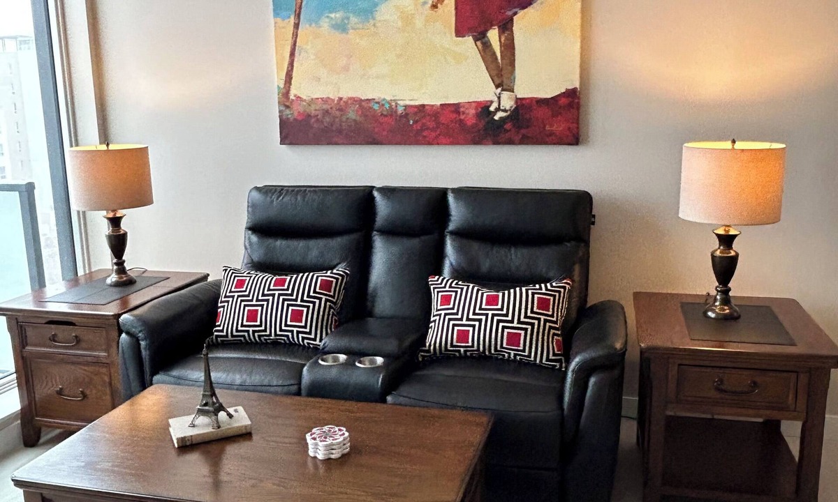 Sunnyside Condo | Stampede Special | Kensington Favourite | King Bed | U/G Parking | Easy C-Train