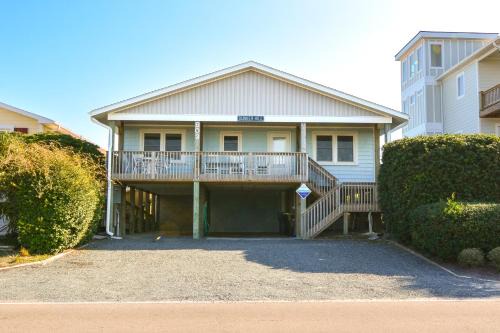 Topsail Beach House | Stay at Bunker Hill, a spacious 4-bedroom oceanfront house in charming Topsail Beach!