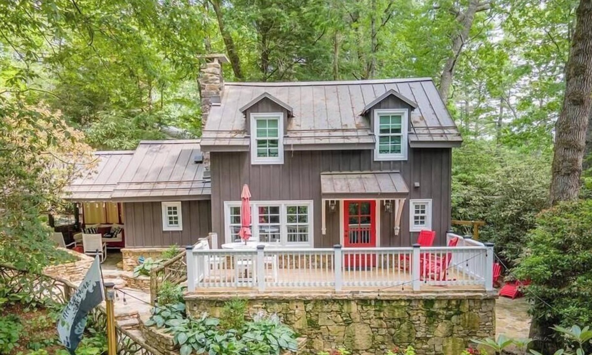 Highlands Cottage | Stay Foxy Cottage, Mirror Lake Highlands, NC