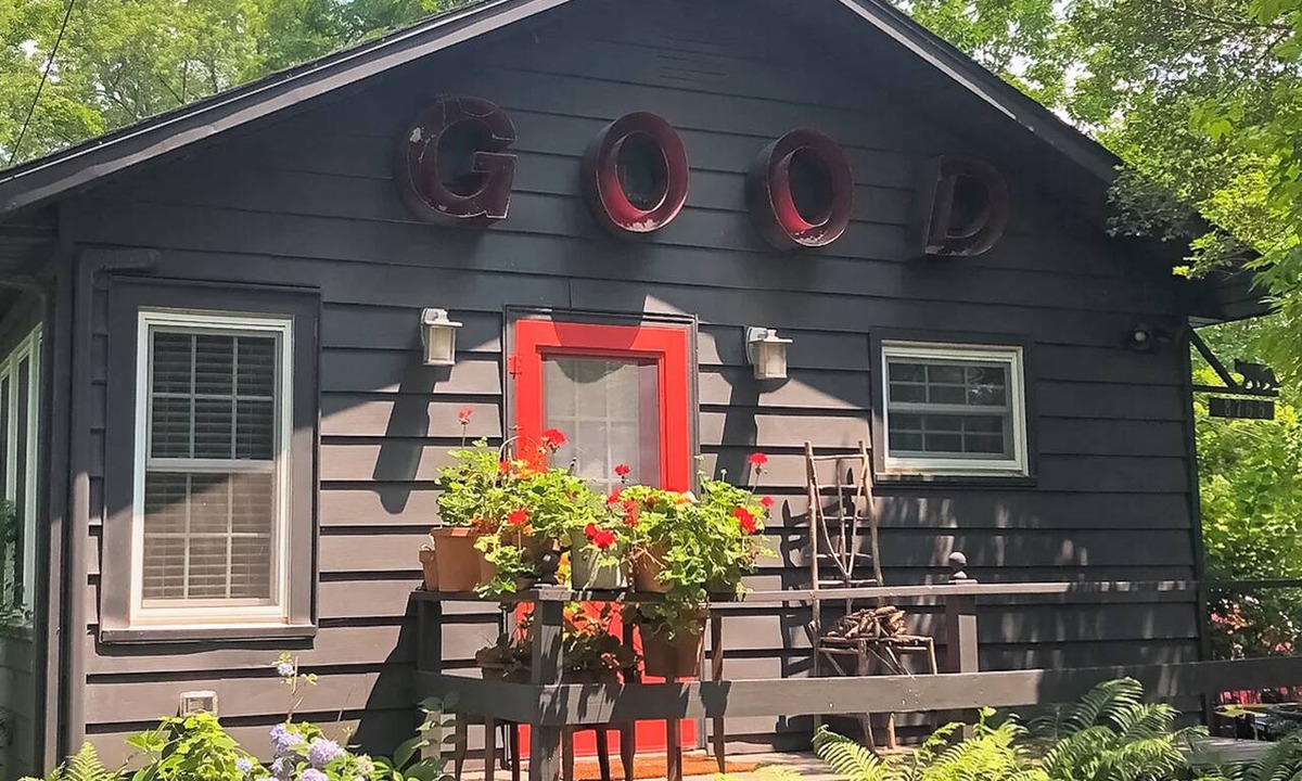 Lakeside Cottage | Steps to Beach & Lake Michigan! Family Retreat