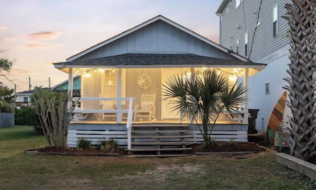 Carolina Beach Cottage | Steps to Beach · Pet Friendly · Newly Renovated