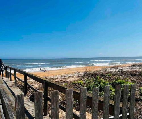 O'byrne Apartment | Steps to Private Beach Access King Beds