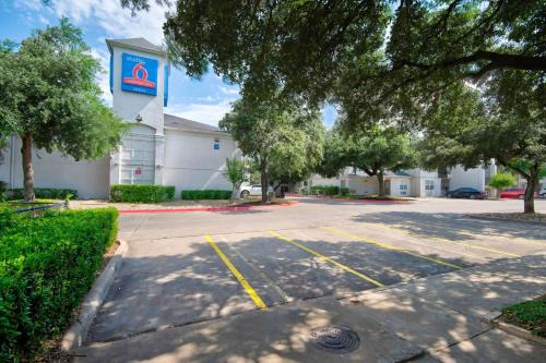 St. Johns Hotel | Studio 6 Extended Stay - Austin, TX - Midtown