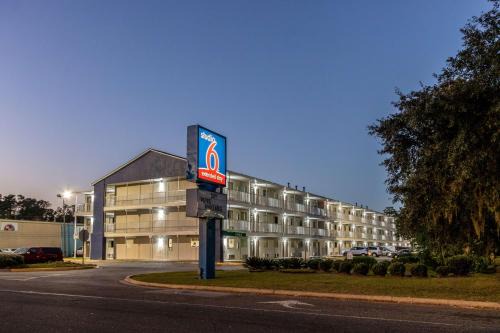 Savannah Hotel | Studio 6 Extended Stay - Savannah, GA