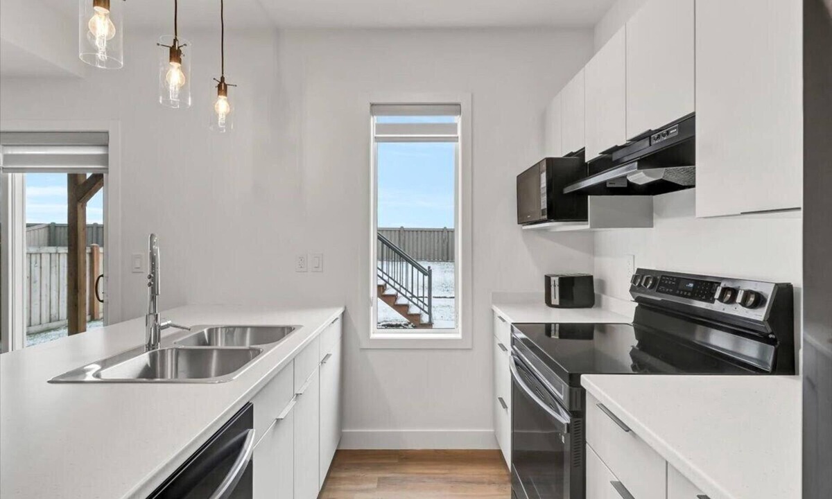 Grande Prairie House | Stunning Private Suite | Full Kitchen | Free WIFI